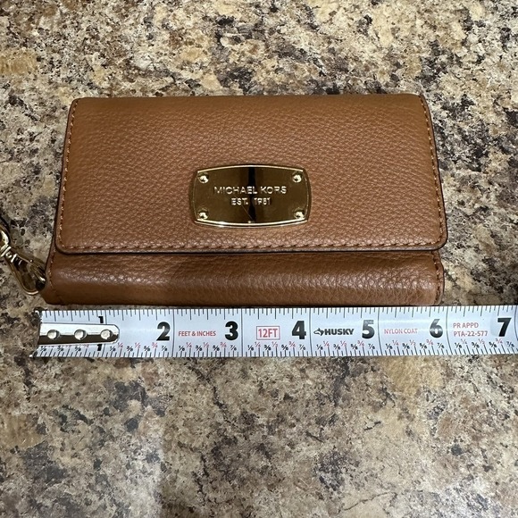 Michael Kors Light Brown Leather Zip Around Wristlet for I-Phone 6 Wallet - Picture 4 of 7